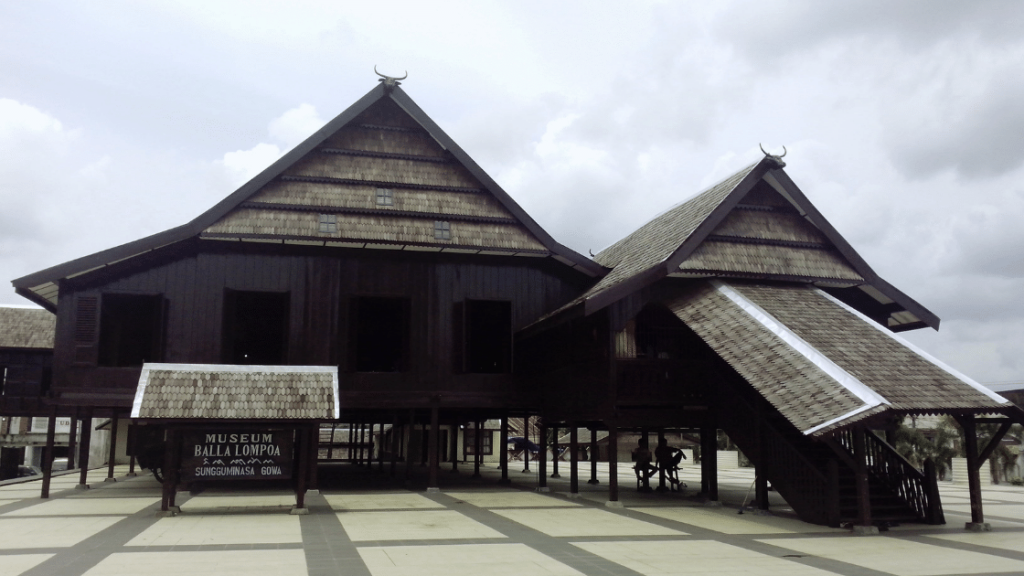 Rumah Adat Sulawesi Balla Lampoa