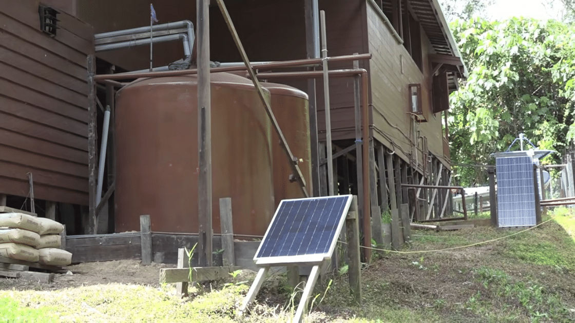 Rumah Andrew Kalaweit menggunakan panel surya