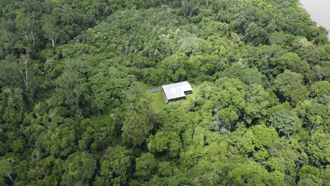 Rumah Andrew Kalaweit ditengah hutan