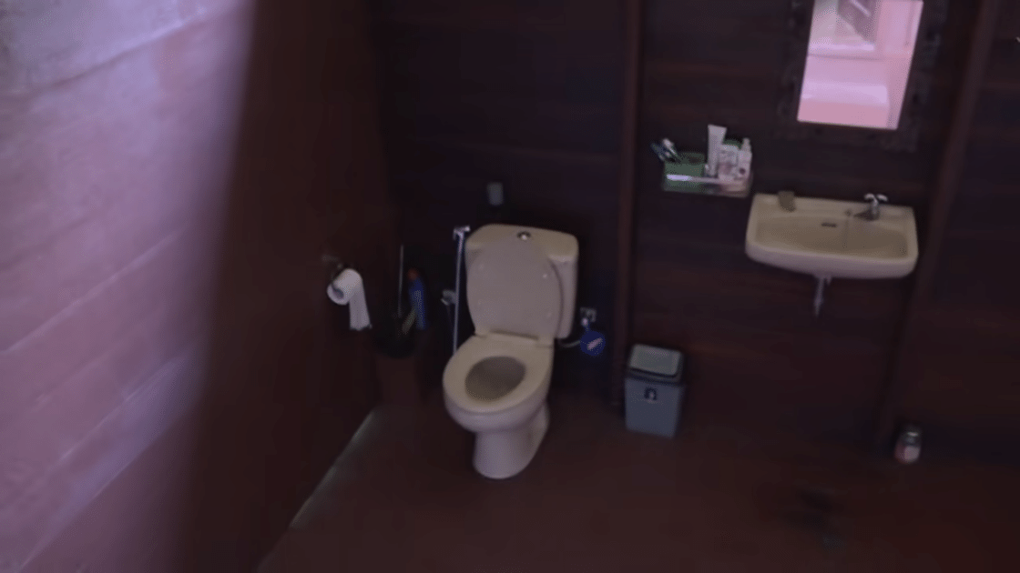 Rumah Andrew Kalaweit punya kamar mandi modern